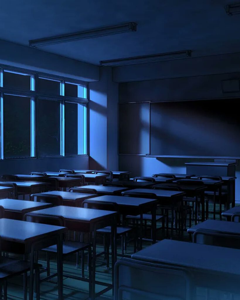 Salle de classe déserte à la nuit tombée, rangées de pupitres, tableau noir traversé d'un rai de lumière et fenêtres bleutées.